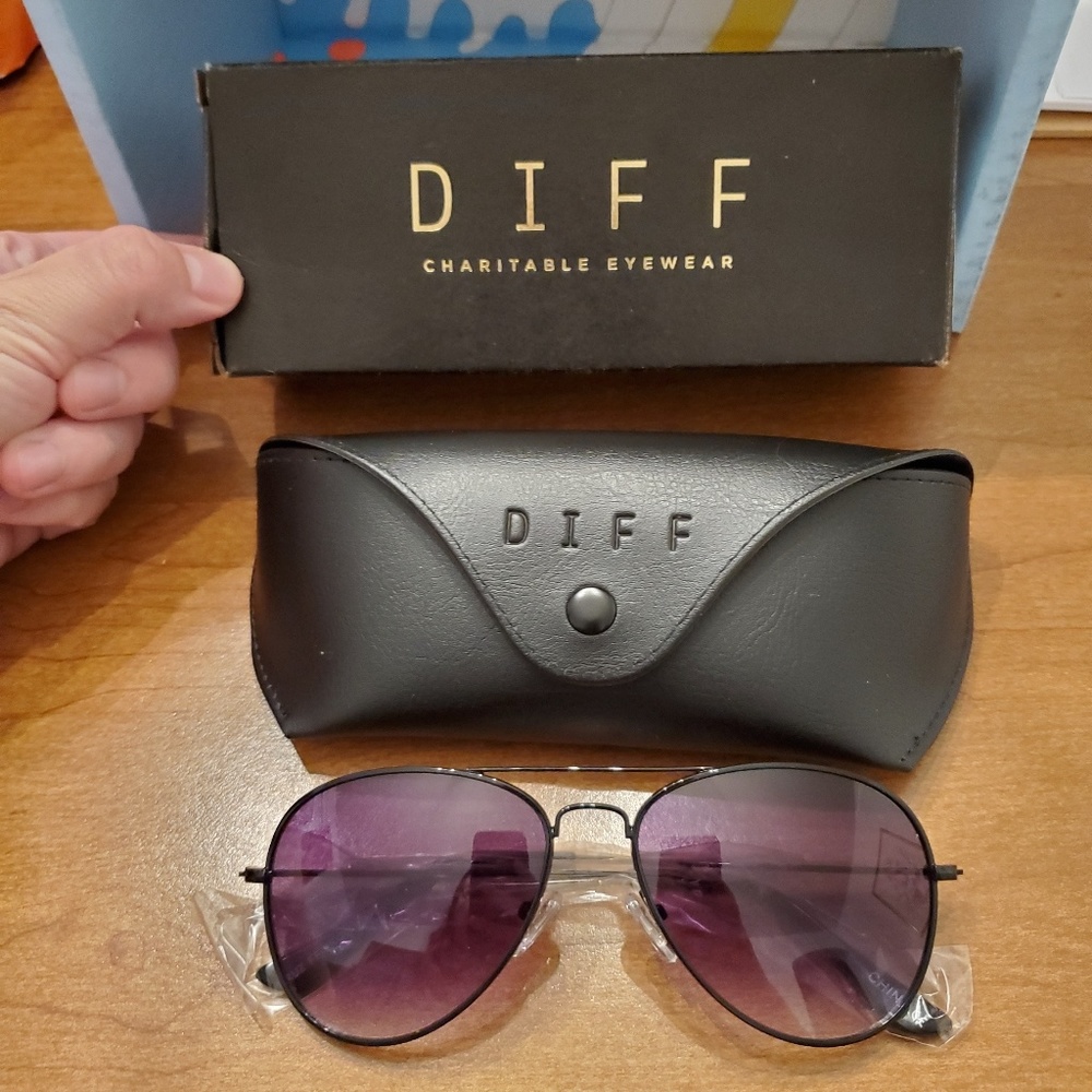 Diff Sunglasses with Case, Box & Cloth